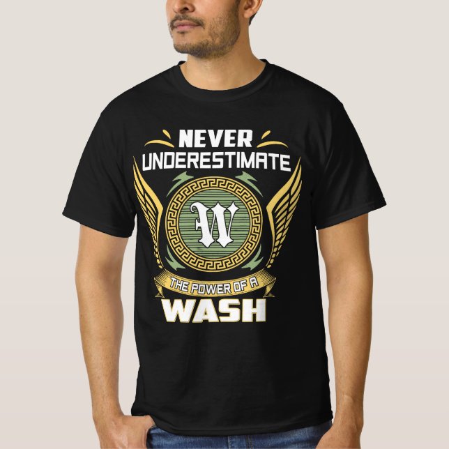 Camiseta Never Underestimate The Power Of A Wash (Anverso)
