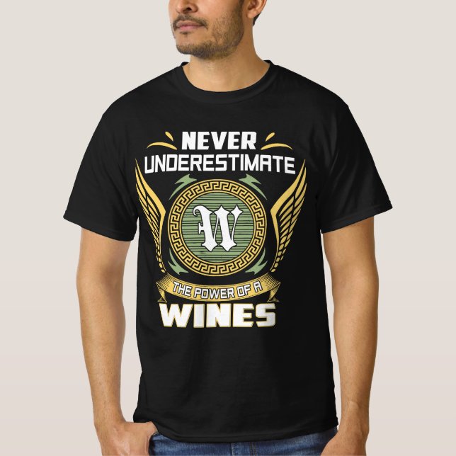 Camiseta Never Underestimate The Power Of A Wines (Anverso)
