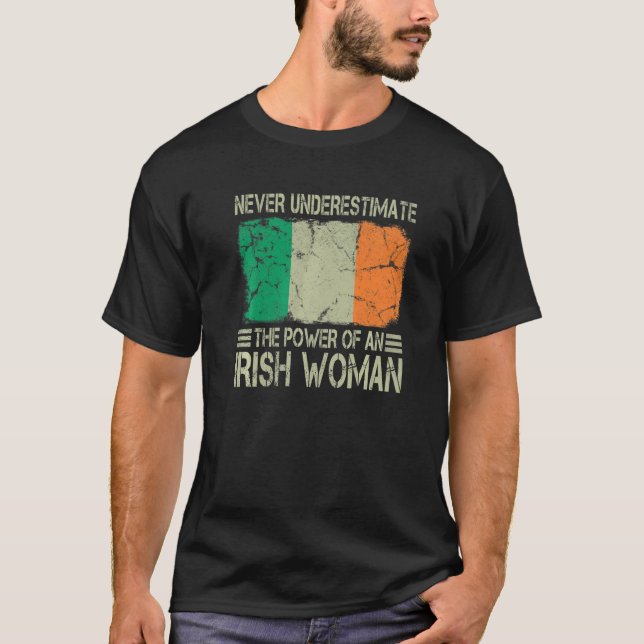 Camiseta Never Underestimate The Power of an Irish Woman Fl (Anverso)