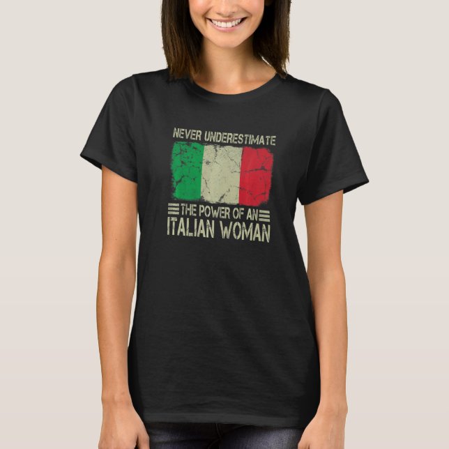 Camiseta Never Underestimate The Power of an Italian Woman  (Anverso)