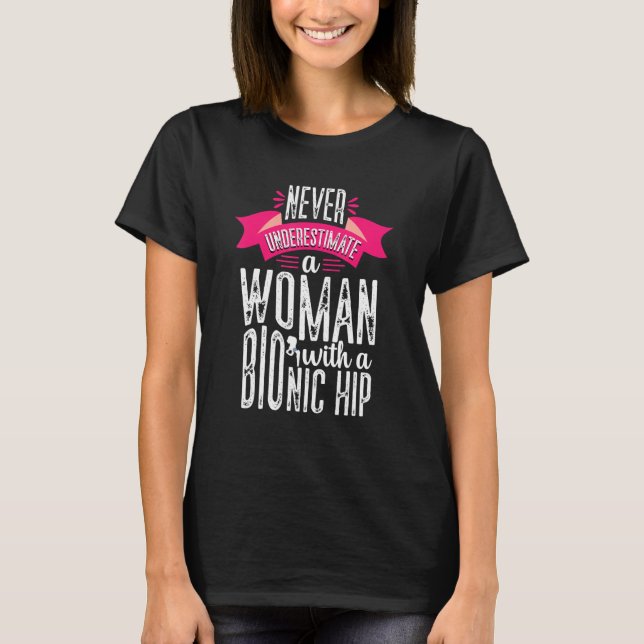 Camiseta Never Underestimate Woman Hip Replacement Surgery  (Anverso)