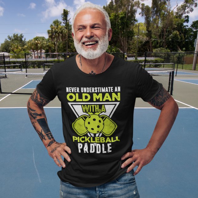 Camiseta Never Understimate an Old man with a Pickleball (Subido por el creador)