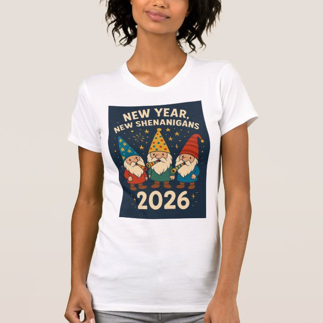 Camiseta New Year, New Shenanigans 2026 Gnome Party Tee (Anverso)