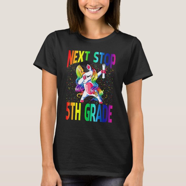 Camiseta Next Stop 5th Grade Graduation Unicorn (Anverso)
