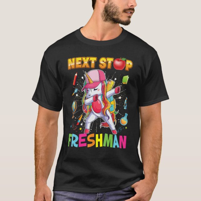 Camiseta Next Stop Freshman Dabbing Unicorn Teacher Student (Anverso)