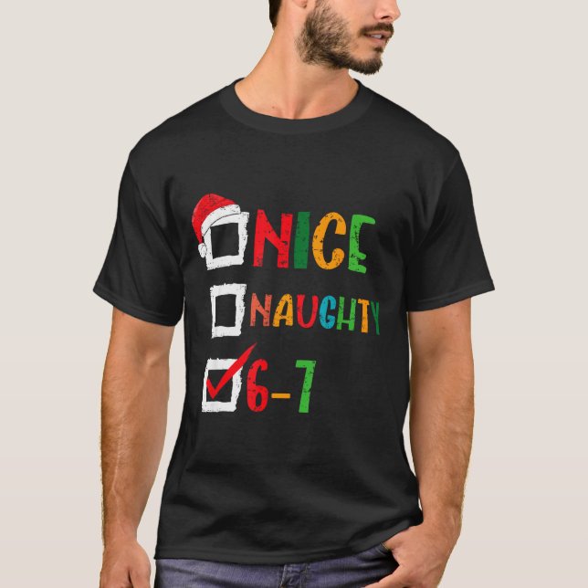 Camiseta Nice Naughty 6 7 Meme 67 Christmas Six Seven Boys  (Anverso)