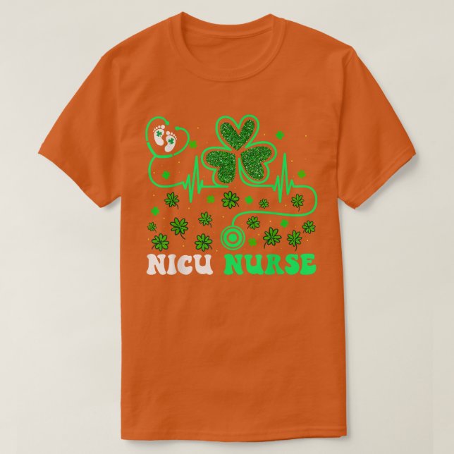Camiseta NICU Enfermera Vida Stethoscope Shamrock Happy St  (Diseño del anverso)