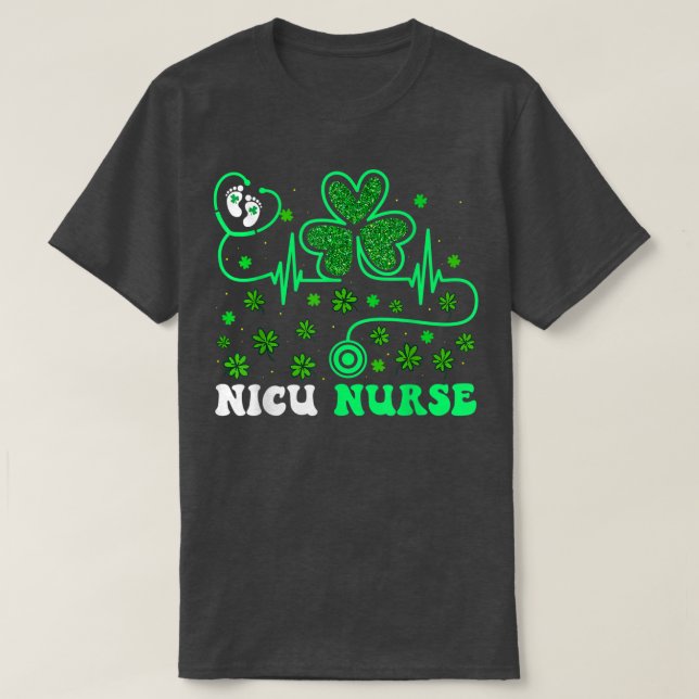 Camiseta NICU Enfermera Vida Stethoscope Shamrock Happy St  (Diseño del anverso)