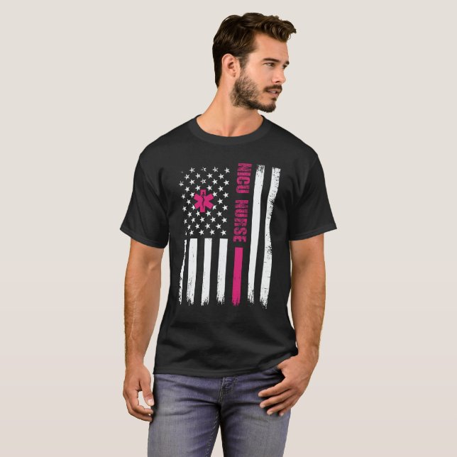 Camiseta NICU neonatal Enfermera tipografía de bandera esta (Anverso completo)