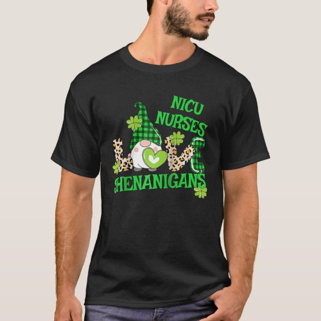 Camiseta NICU Nurse Funny St Patricks Day Gnome LOVE Shenan (Anverso)
