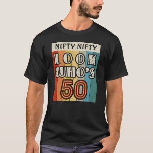 Camiseta Nifty Nifty Look Who's 50 Aterriblemente Hilarious