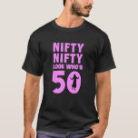 Camiseta Nifty Nifty Look Who's 50 Funny Birthday Pres<br><div class="desc">Increíble regalo de cumpleaños número 50 para mamá,  hermana,  tía,  abuela o novia. Diga Feliz cumpleaños con este divertido regalo de cumpleaños en la colina. Este estilo de Nifty Nifty que tiene 50 divertidos artículos de cumpleaños número 50 está diseñado por el regalo de cumpleaños número 50.</div>