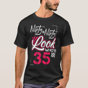 Camiseta Nifty Nifty Look Who's Birthday Crew de 35 años