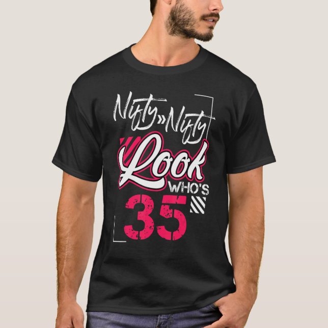 Camiseta Nifty Nifty Look Who's Birthday Crew de 35 años (Anverso)