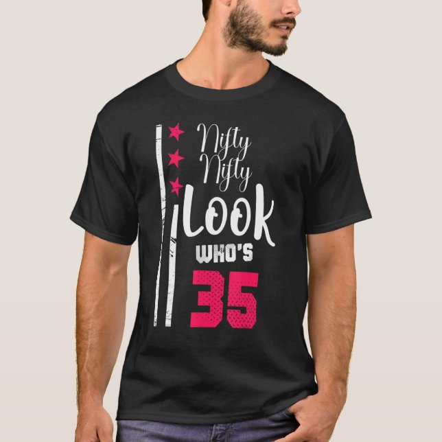 Camiseta Nifty Nifty Look Who's Birthday Squad de 35 años (Anverso)
