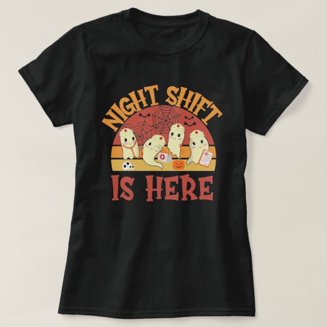 Camiseta Night Shift is Here, Funny Halloween Nurse Doctor  (Diseño del anverso)