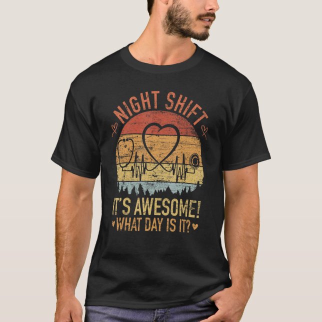 Camiseta Night Shift It's Awesome What Day Is It CNA RN  Nu (Anverso)