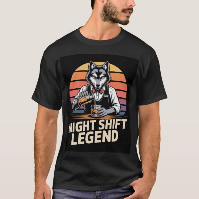 Camiseta Night Shift Legend Wolf Bartender Shirt (Anverso)