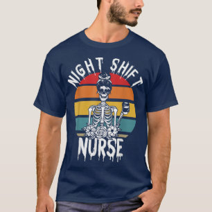 Camiseta Night Shift Nurse Skeleton Halloween RN Nurses Wom