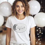 Camiseta Niña flor floral moderna de color blanco y negro<br><div class="desc">Crea una impresión duradera con un estilo atemporal y elegante. El blanco y negro clásico con damasco floral es perfecto para la novia y el novio modernos que quieren un boda verdaderamente hermoso y memorable. La moderna colección de Damask Black and White Elegant tiene todo lo necesario para planear un...</div>