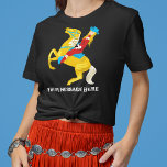 Camiseta Niña occidental en un mensaje gráfico de Personali<br><div class="desc">Viaja con estilo con este divertido juego gráfico que presenta un ilustracion de estilo retro de una vaquera montando un caballo. Debajo hay un punto para agregar tu propio mensaje o eslogan en letras blancas de estilo occidental.</div>