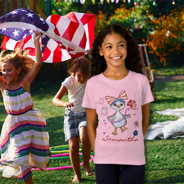Camiseta Niña rosada que se burla de Dios el 4 de julio (Pink Little Girl Silly Goose 4th of July T-Shirt)