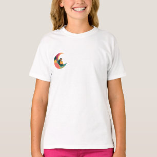 Camiseta Niña Sentada en Luna Creciente Colorida para Niños