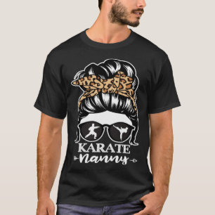 Camiseta Niñera de Karate Pelo Rizado en Moño Desordenado