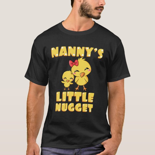 Camiseta Niñera es la abuela amante de los pollitos nugget (Anverso)