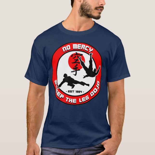 Camiseta NINGÚN MERCY SUELER LA LEG DOJO Emblem Ver2 (Anverso)