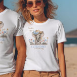 Camiseta Niñita Boho Elephant Invitación para el bebé<br><div class="desc">Camiseta de boho con elefante de bebé en un gorra de vaquero y muchas flores silvestres de tierra. La carta está escrita con "Saddle Up! Un pequeño vaquero está en camino" en la tipografía de estilo occidental y una suave paleta de colores azul y marrón. Por favor, revisa mi colección...</div>