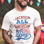 Camiseta Niño americano 4 de julio reunión familiar patriót<br><div class="desc">Celebra el cuarto de julio con esta camiseta patriótica que incluye la frase "All American boy" con fuentes retro-estilo rojo y azul claro sobre la emblemática bandera de las estrellas y rayas de Estados Unidos. Fácilmente personalizable con tu nombre, esta camiseta es perfecta para cualquier fiesta del 4 de julio...</div>