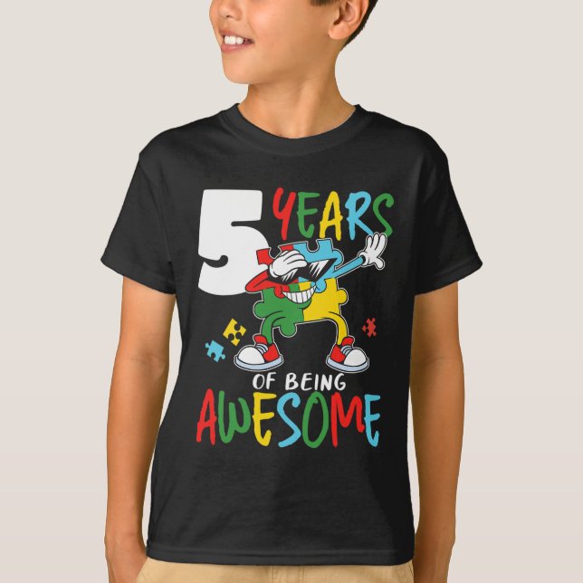 Camiseta Niño autista de 5 años de edad con conocimiento de (Anverso)