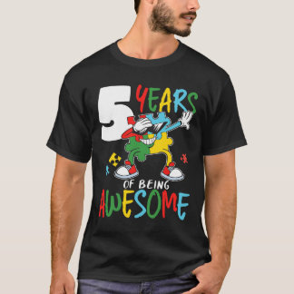 Camiseta Niño autista de 5 años de edad con conocimiento de