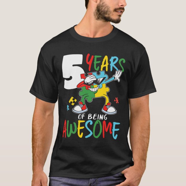 Camiseta Niño autista de 5 años de edad con conocimiento de (Anverso)