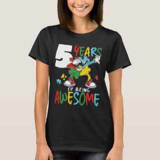 Camiseta Niño autista de 5 años de edad con conocimiento de