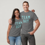 Camiseta Niño del equipo Aqua Blue Gender Reval Fiesta<br><div class="desc">Esporto azul Aqua "Team Boy" diseño de camisetas para hombres con letras deportivas en gris oscuro</div>