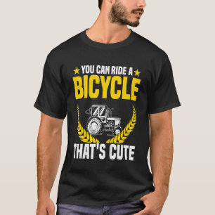Camiseta Niño niño agricultor de tractores monta una bicicl