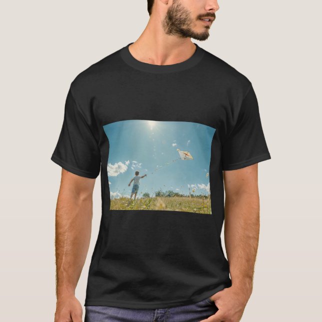 Camiseta Niño volando alegremente una cometa (Anverso)