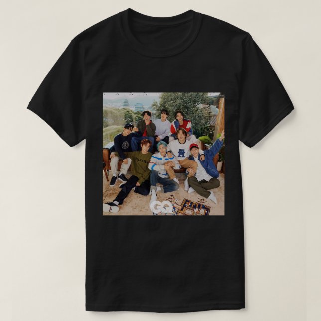 Camiseta Niños abandonados GQ SKZ kpop ot8 bang chan lee kn (Diseño del anverso)