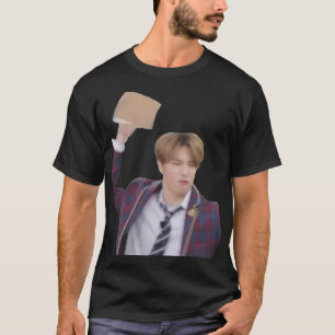 Camiseta Niños abandonados Hyunjin Libro Meme Pegatina.png