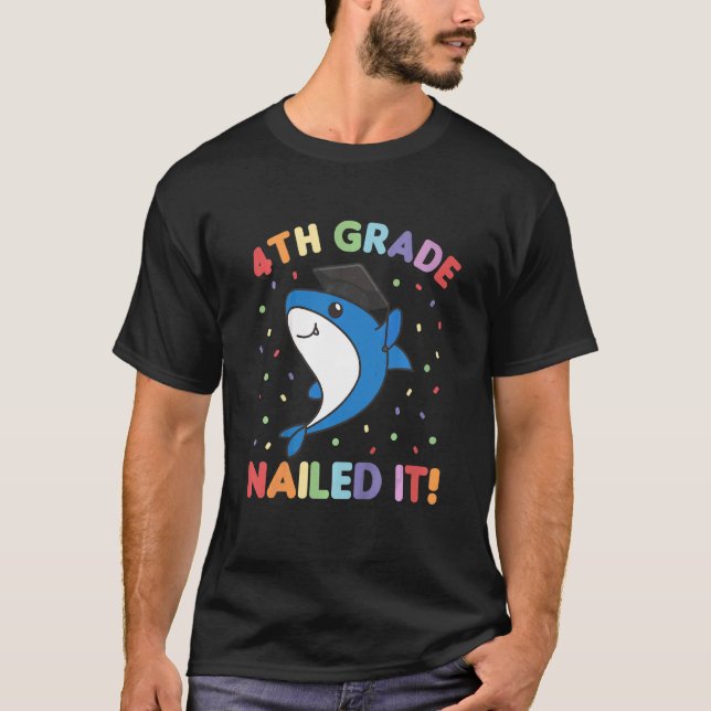 Camiseta Niños de 4º Grado se graduaron de Pescado Tiburón (Anverso)
