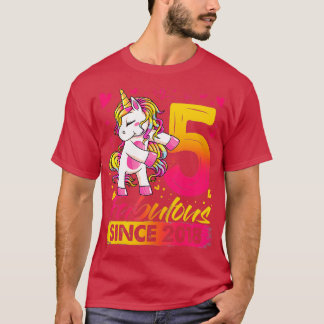 Camiseta Niños de 5 años de edad que filman regalos de Unic