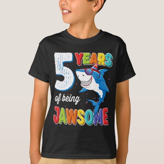 Camiseta Niños de 5 años jawAlgún tiburón quinto cumpleaños (Anverso)