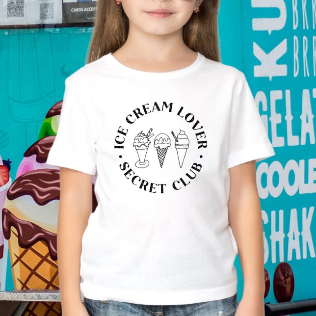 Camiseta Niños del Club Secreto Ice Cream Lover (In-context, girl in front of ice cream shop)