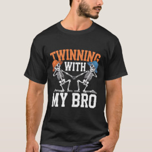 Camiseta Niños gemelos que ganan la fiesta de Halloween mej