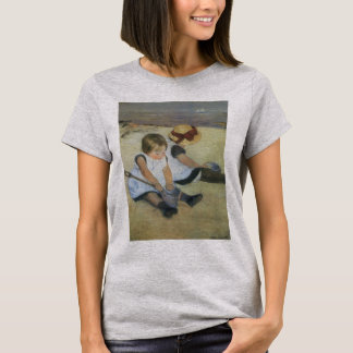Camiseta Niños jugando en la playa por Mary Cassatt