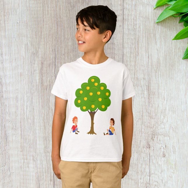 Camiseta Niños juguetones sentados bajo un árbol de Apple (Subido por el creador)