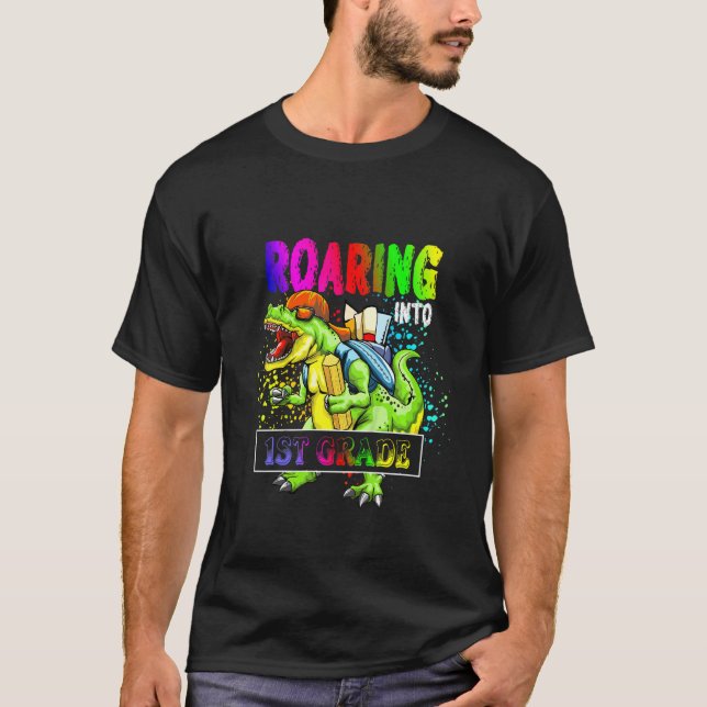Camiseta Niños lanzando mochila de dinosaurio de primer gra (Anverso)