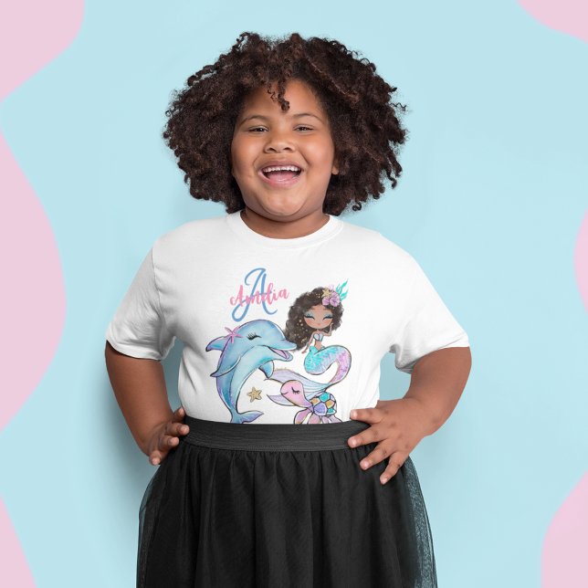 Camiseta Niños Personalizados de sirena de pelo negro nombr (Black Hair Mermaid Custom Kids Name Pink Girl T-Shirt
)